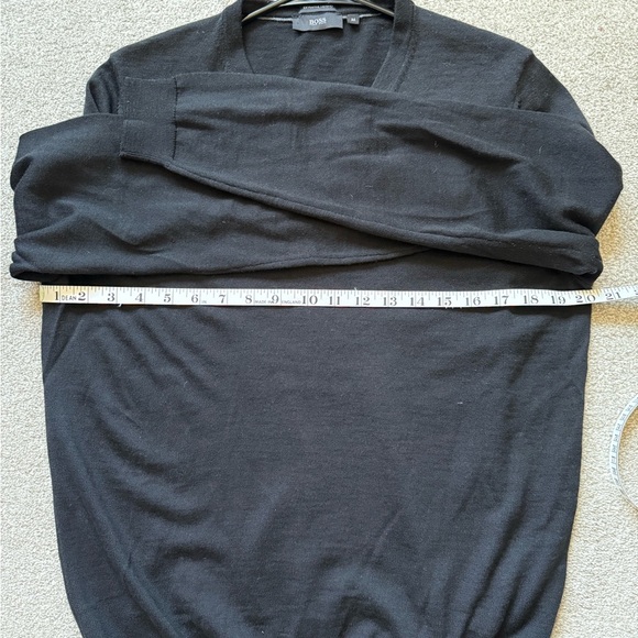 MENS HUGO BOSS  REGULAR-FIT V-NECK | SIZE M | 100% VIRGIN WOOL - Picture 7 of 9